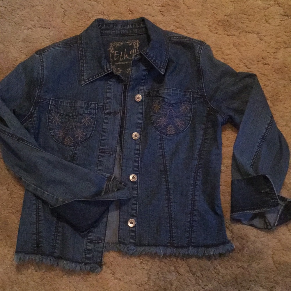 Frayed hem denim jacket